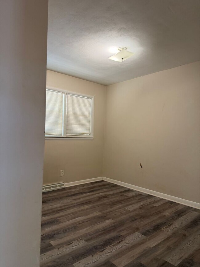 Building Photo - 551 S Belcrest Ave