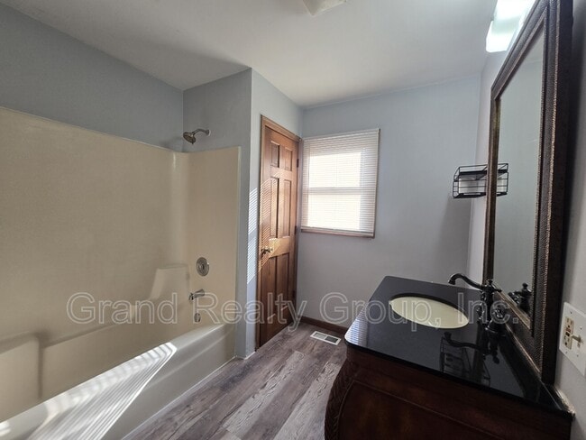 Building Photo - 307 N Rosedale Ct