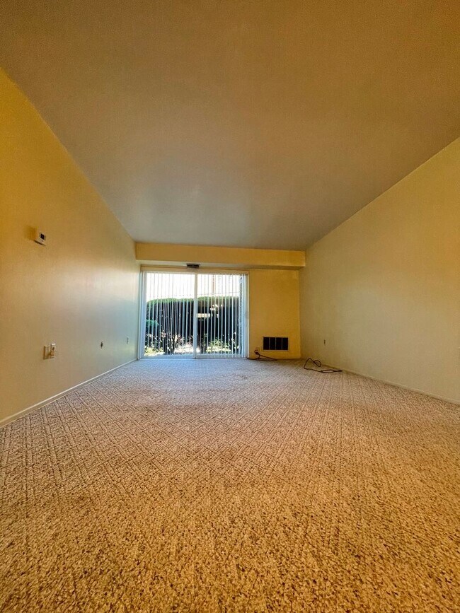 Building Photo - Cozy 1 Bedroom in a Quiet Building!