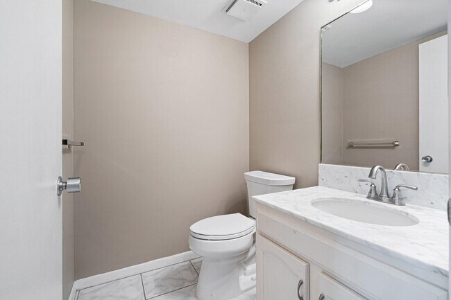 Building Photo - 3200 Port Royale Dr N