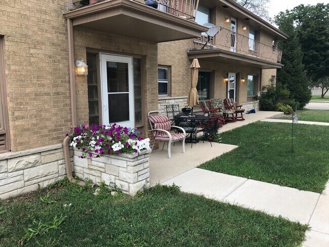 Building Photo - 5009-5017 S Lake Dr 12 unit