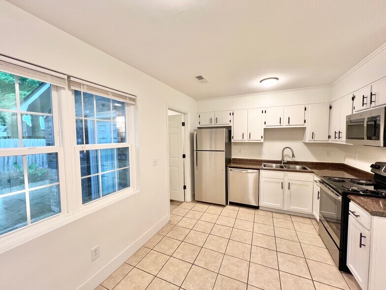 Kitchen/Dining - 272 Fleming Rd