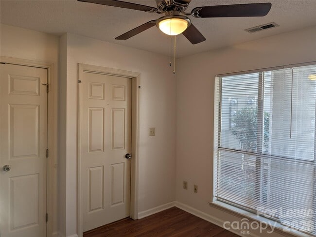 Building Photo - 943 Southwest Dr