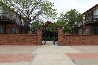 Building Photo - May free on this 2 br 1 bath apartment in the West Plaza  area