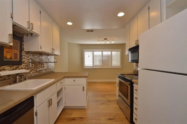 Building Photo - 5055 Valley Crest Dr