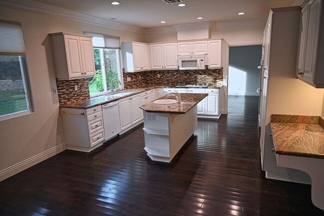 Building Photo - Gorgeous 5 bd 3 ba Corner Lot Home Newhall