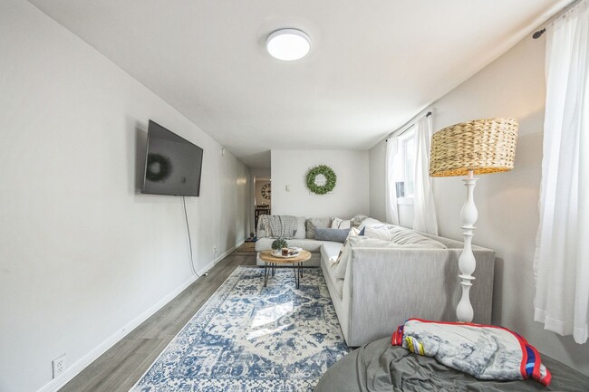 Building Photo - Cozy 2-Bedroom, 1 Bath Apartment in Plymou...
