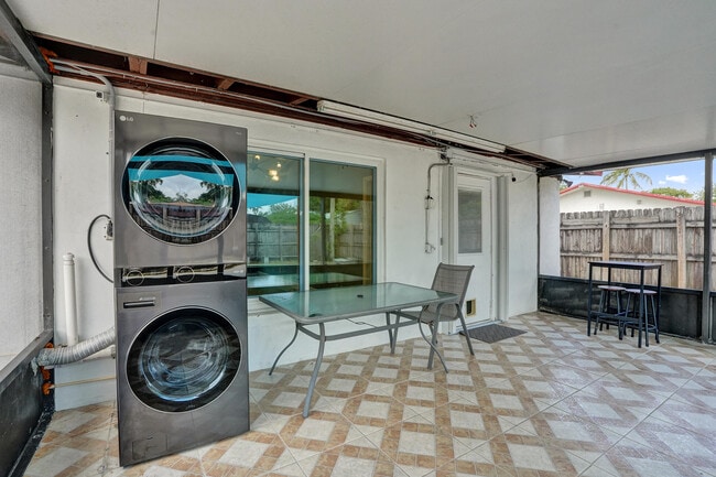 Building Photo - 4670 SW 25th Ave