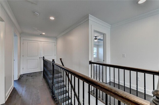 Building Photo - 45 Sudderth St
