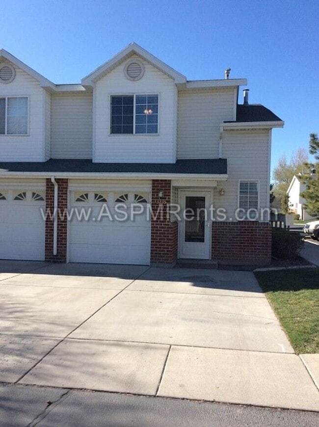 Building Photo - W Jordan Nice 3 Bed 2 Bath Townhome with pool