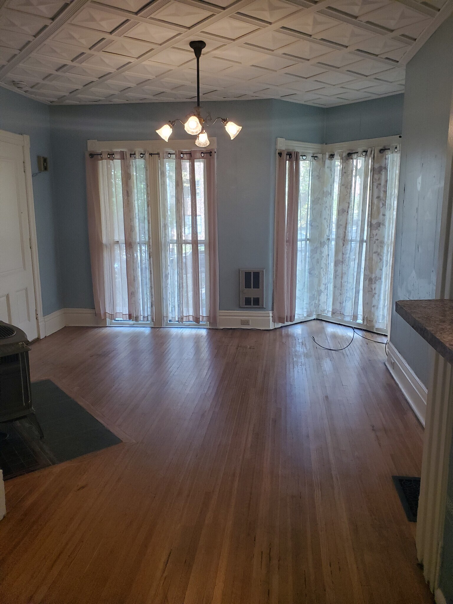 LR with hardwood floors - 1207 W 7th Ave