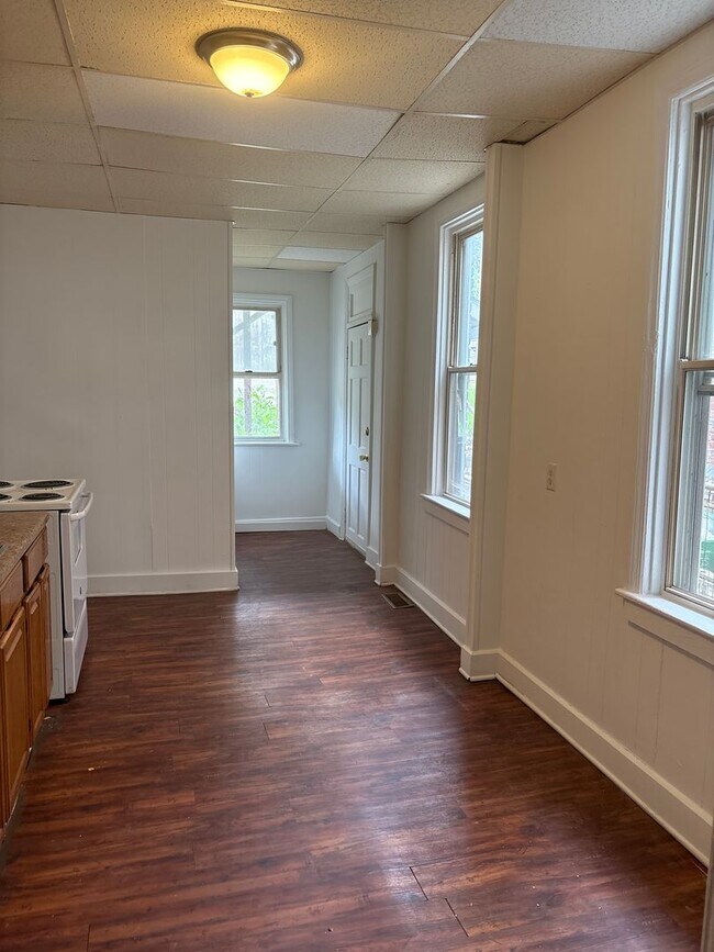 Building Photo - Section 8 Approved - 1st Floor 1 Bedroom w...