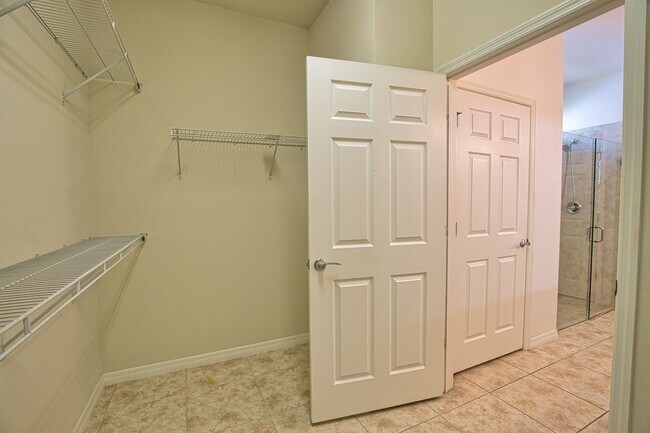 Building Photo - Annual Unfurnished 2 Bedroom 2 Bathroom Ho...