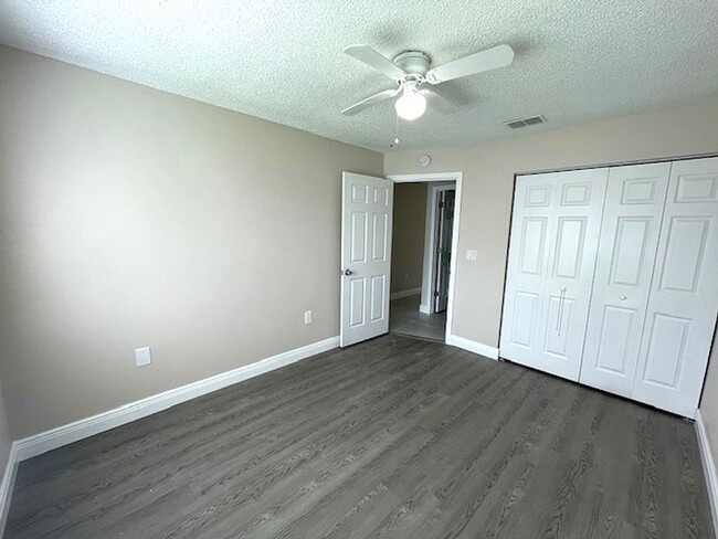 Building Photo - Welcome home to this charming 2-bedroom, 2...