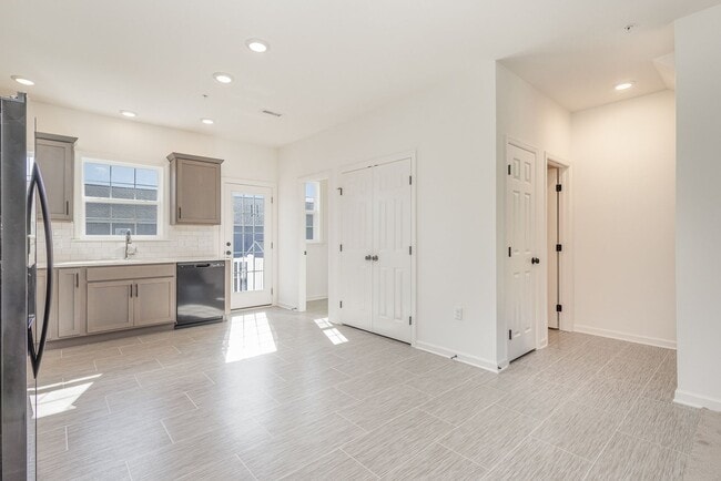 Building Photo - Move in by 12/1/24 for HALF OFF FIRST MONT...