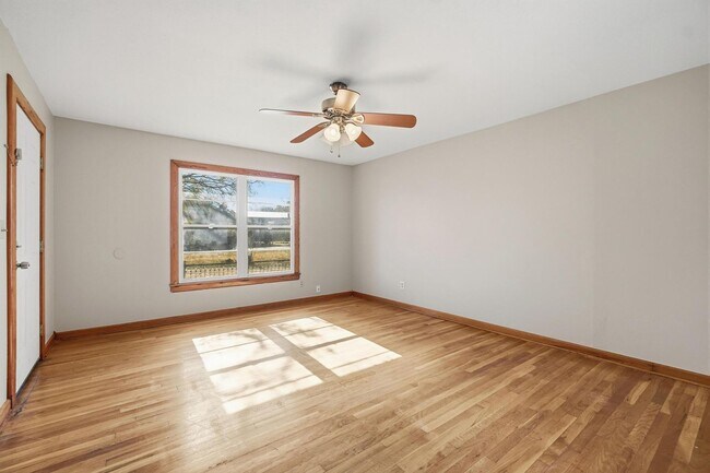 Building Photo - 134 Meander St