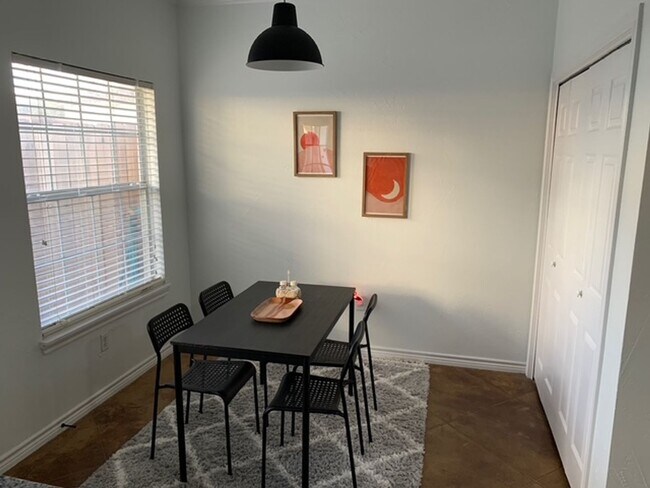 Building Photo - Updated Baylor Furnished Condo