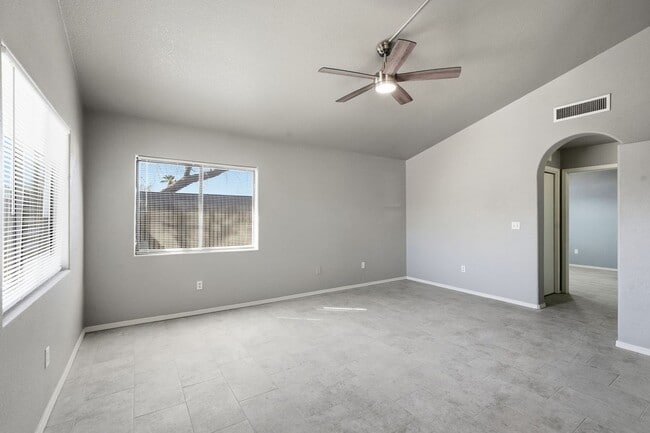 Building Photo - 811 E Caddie St