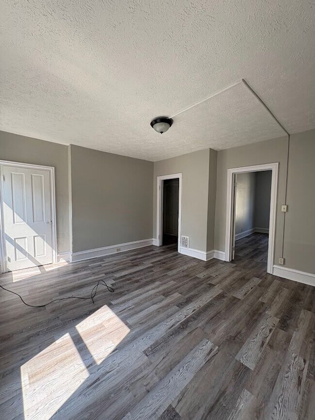 Building Photo - 656 Kling St