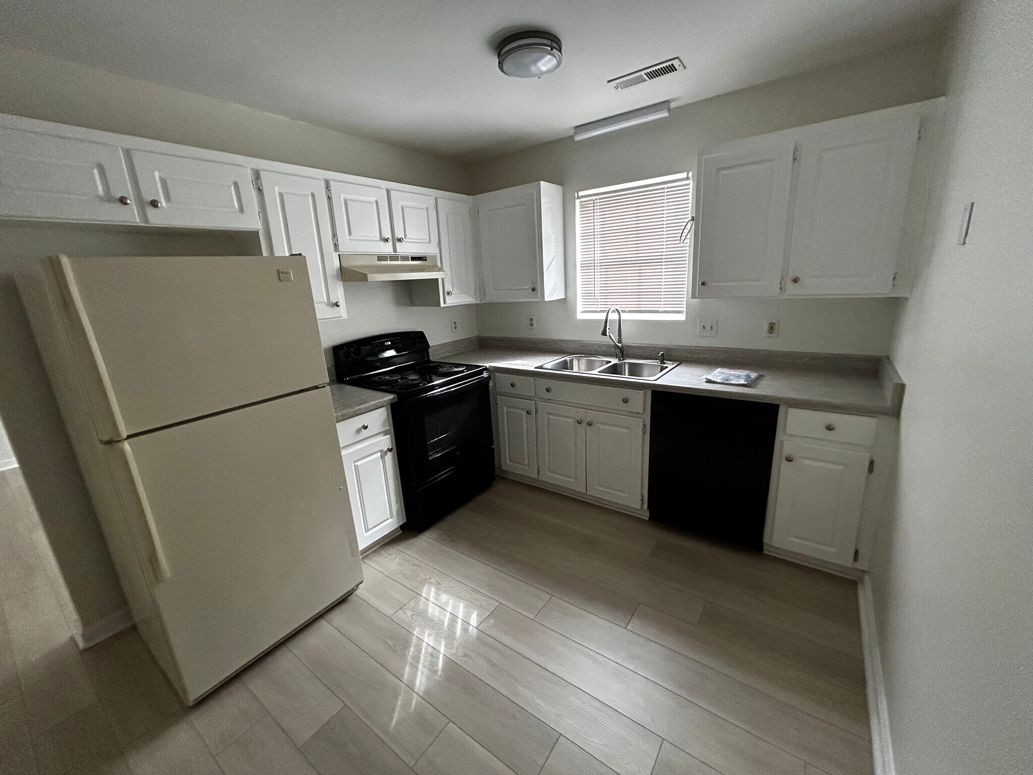 Building Photo - 553 Memorial Drive Ext
