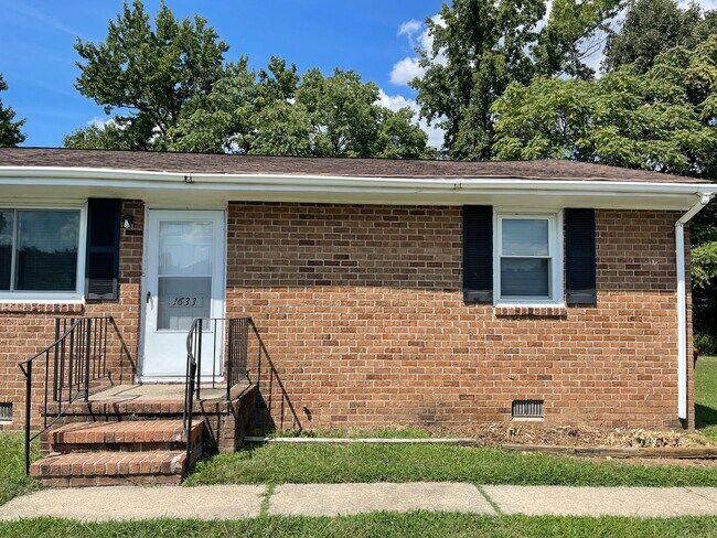 Primary Photo - 1633-35 N Valor Dr