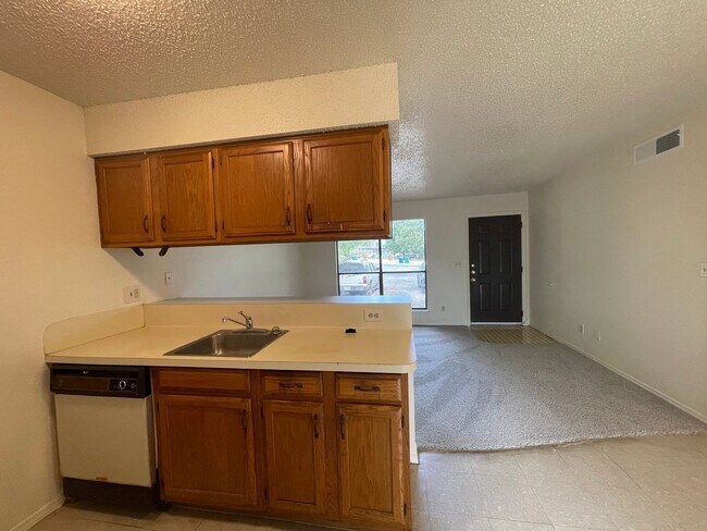 Building Photo - Cosy 2-1 1/2 with a great yard!