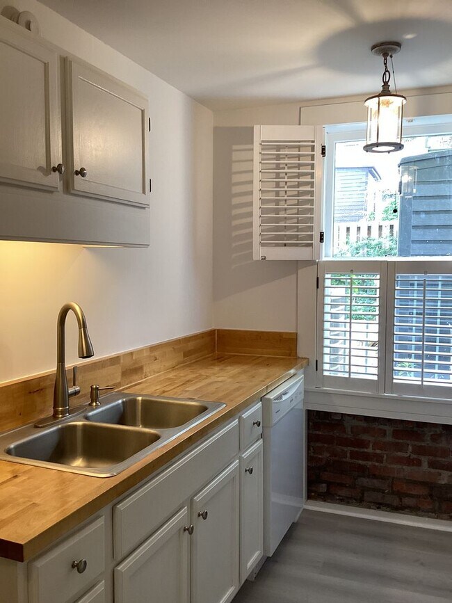 Building Photo - 114 E Jones St