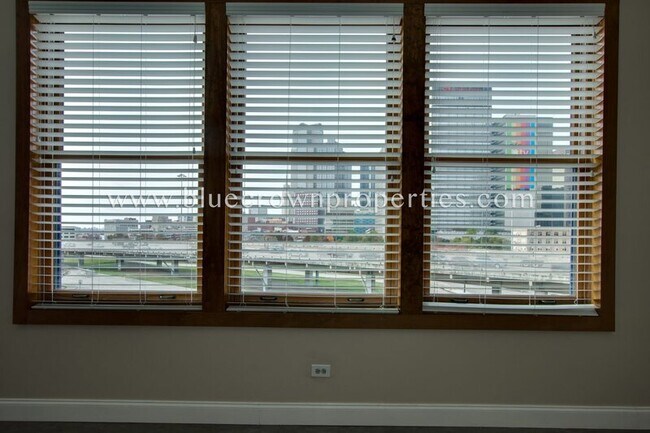 Building Photo - 2502 Live Oak St