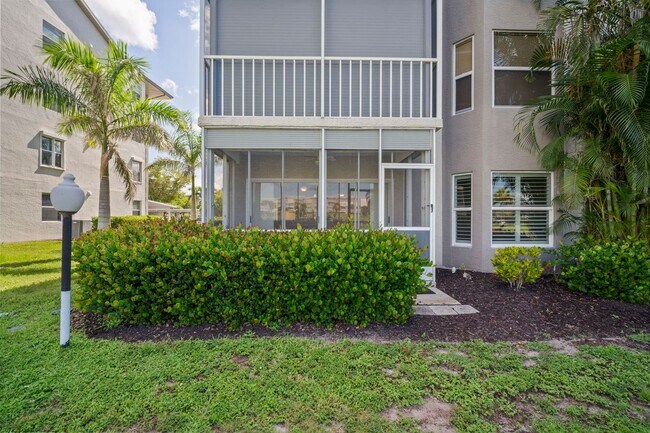 Building Photo - Stunning 2 beds 2 baths condo with lake vi...