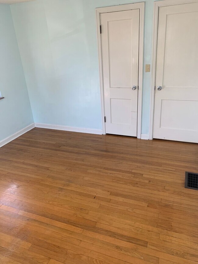 Building Photo - Lovely Ranch Home with Hardwood Floors and...