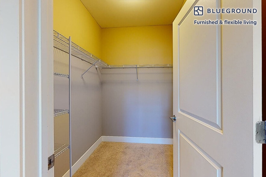 Building Photo - 240 E Shore Rd