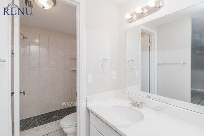 Building Photo - AVAILABLE NOW! $0 APP FEES!