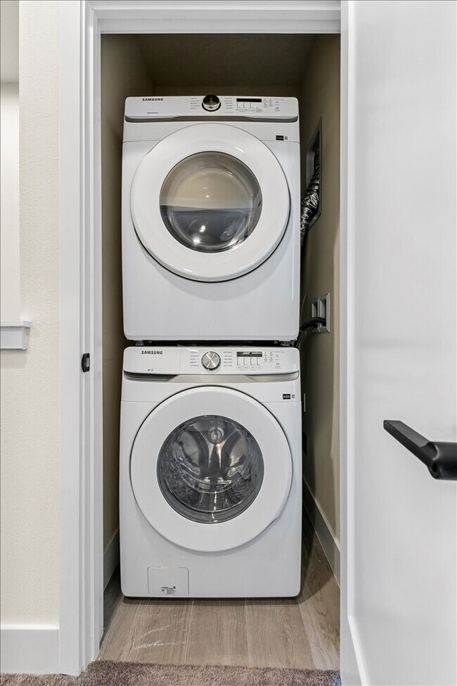 Building Photo - 1385 PEACEFUL Way