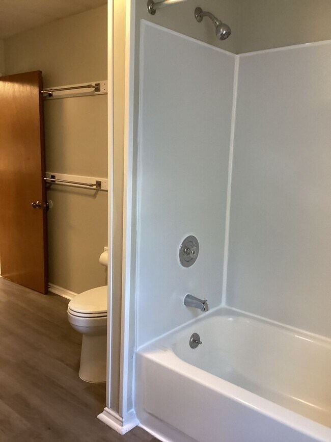 Building Photo - 319 Fairview Ave