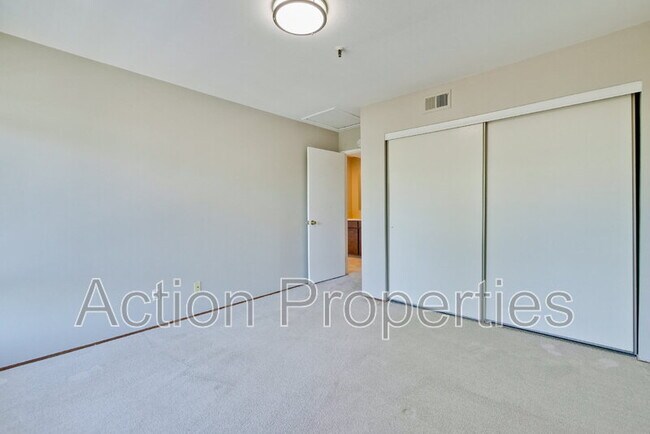 Building Photo - 49 Showers Dr