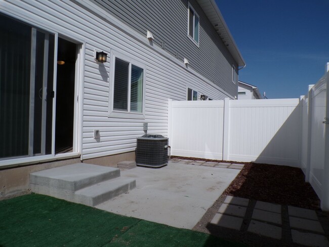 Building Photo - Huckleberry Townhomes