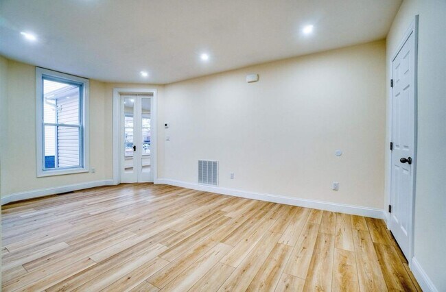 Building Photo - 99 W 35th St