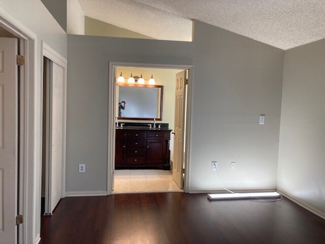 Building Photo - 42 Springwood Ct