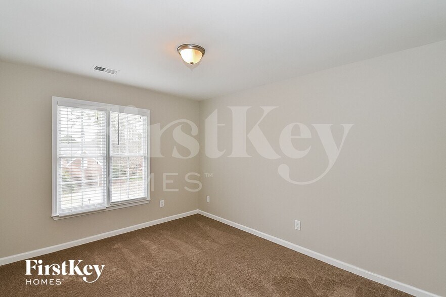 Building Photo - 4595 Kinsdale Dr