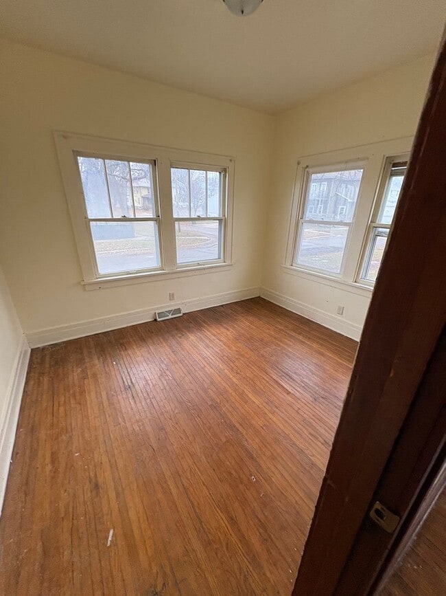 Building Photo - 3 Bedroom Single Family home