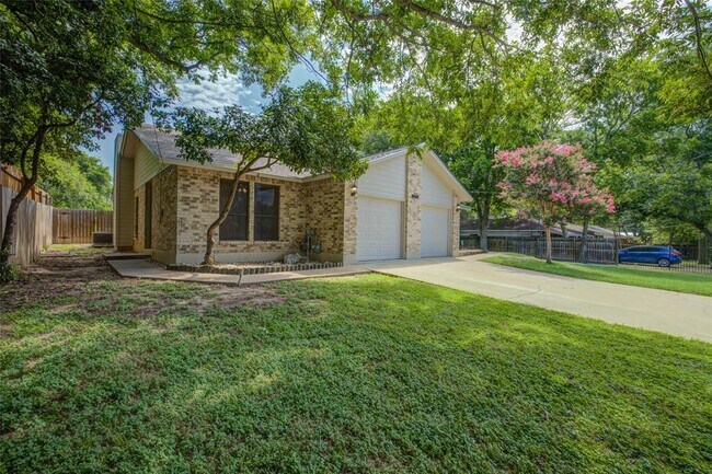 Building Photo - 306 Corral Ln