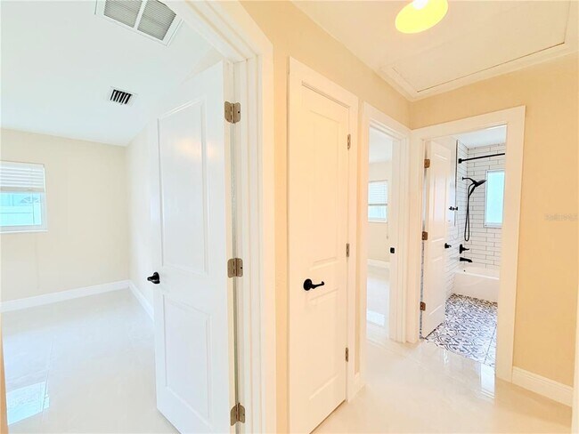 Building Photo - 4866 Huntington St NE