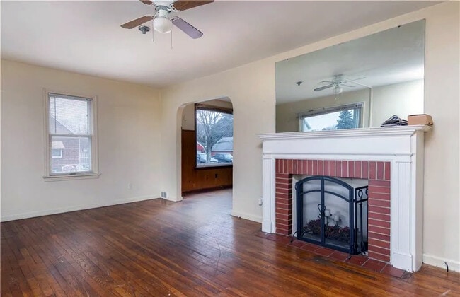 Building Photo - 902 E Boston Ave