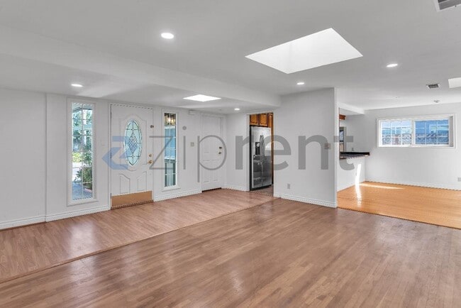 Building Photo - 4562 Angeles Ave
