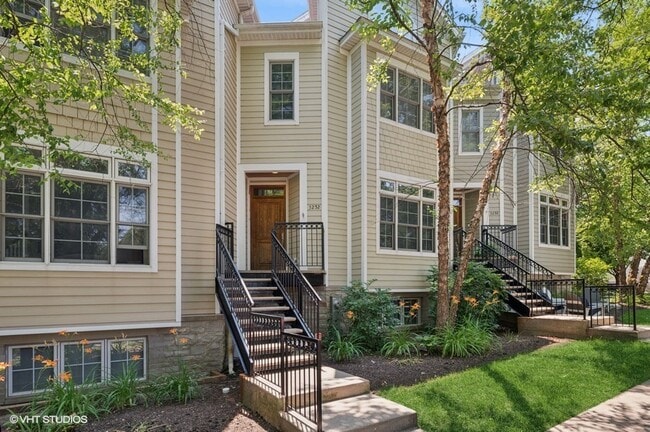 Primary Photo - 3252 Thayer St