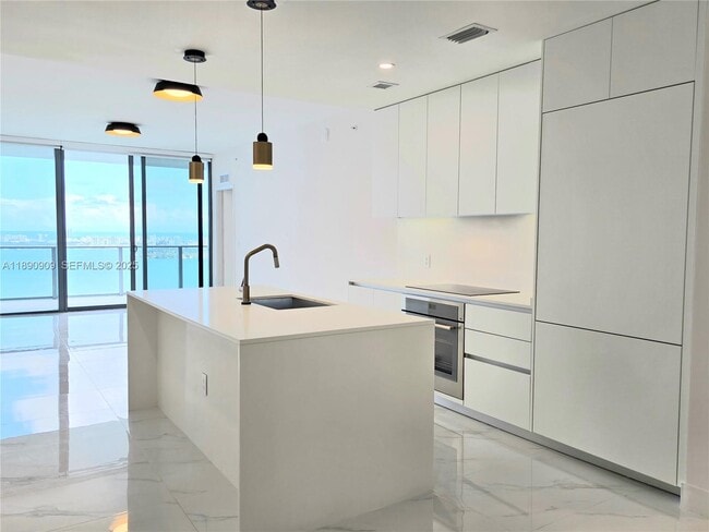 Building Photo - 700 NE 24th St