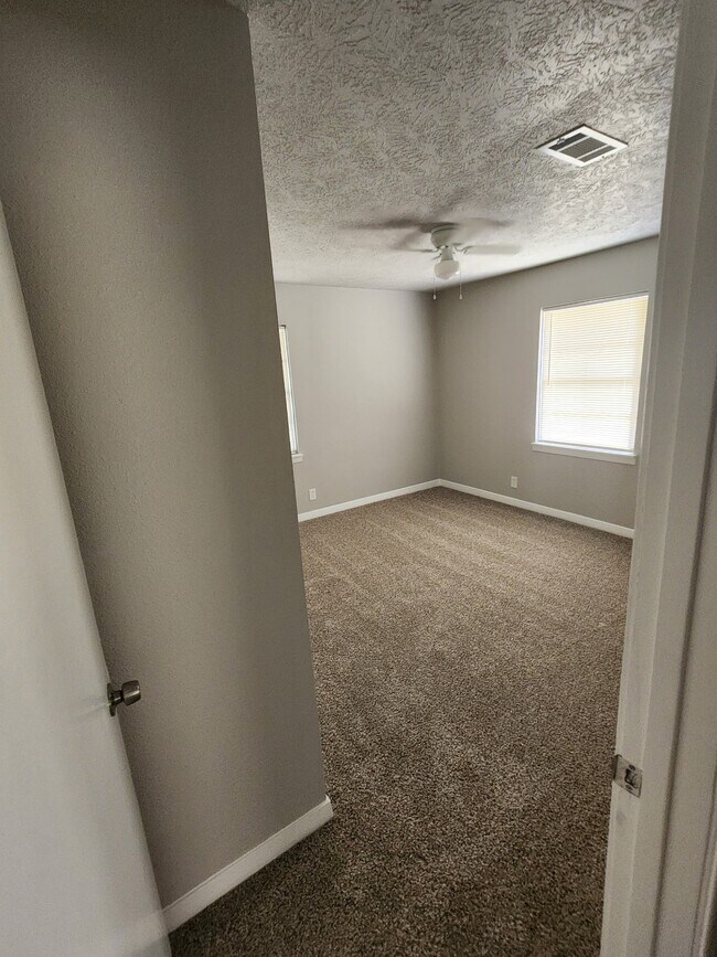 Building Photo - 610 Tovrea Rd