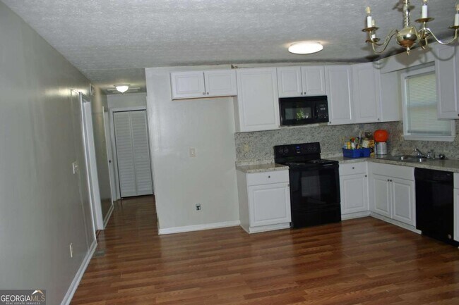 Building Photo - 6694 Young Ct