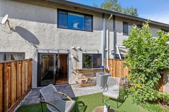 Building Photo - 646 S Ahwanee Terrace