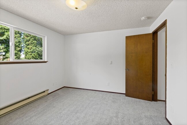 Building Photo - $1,500 - 2 Bed / 1 Bath - Recently Renovated in Private Setting